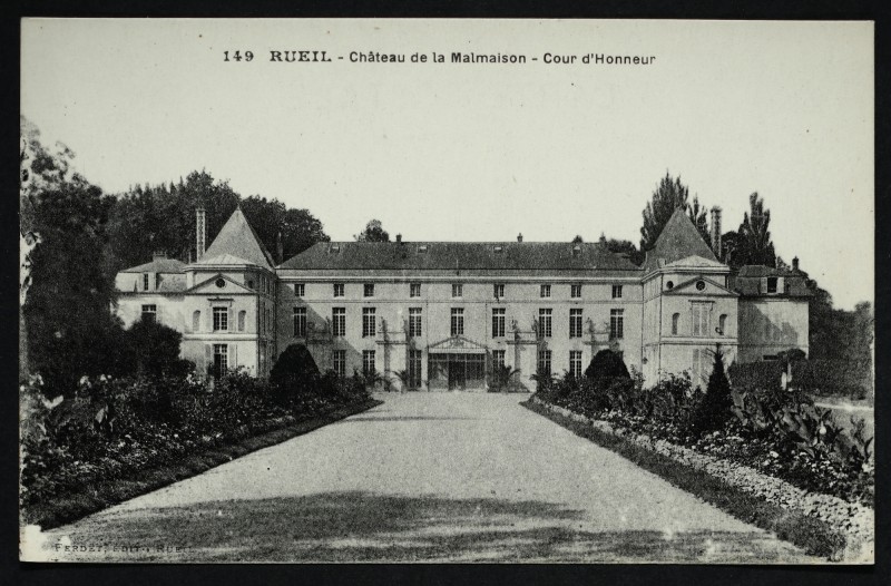 Carte postale ancienne Château de la Malmaison - Cour d'honneur à Rueil-Malmaison