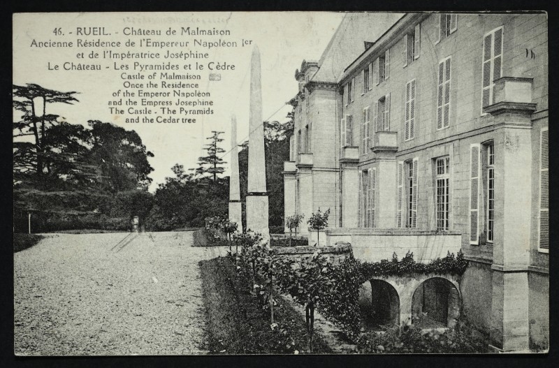 Carte postale ancienne Château de Malmaison. Ancienne Résidence de Napoléon Ier et de l'Impératrice Joséphine. Le Château - Les Pyramides (sic) et le Cèdre à Rueil-Malmaison