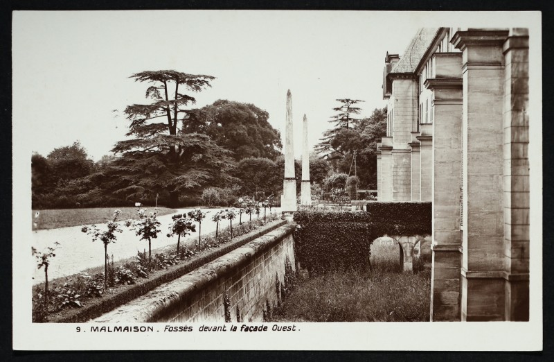 Carte postale ancienne Malmaison. Fossés devant la façade ouest à Rueil-Malmaison