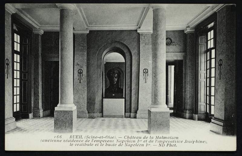 Carte postale ancienne Château de la Malmaison. (ancienne Résidence de Napoléon Ier et de l'Impératrice Joséphine). Le vestibule et le buste de Napoléon Ier à Rueil-Malmaison