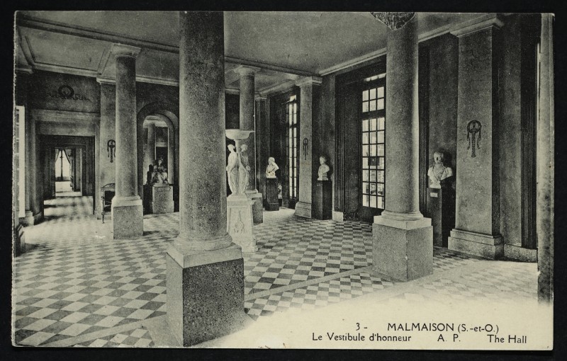 Carte postale ancienne Malmaison (S.-et O.) Le Vestibule d'honneur ; The hall à Rueil-Malmaison