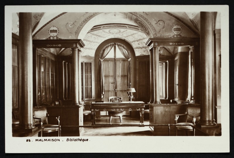 Carte postale ancienne Malmaison - Bibliothèque à Rueil-Malmaison