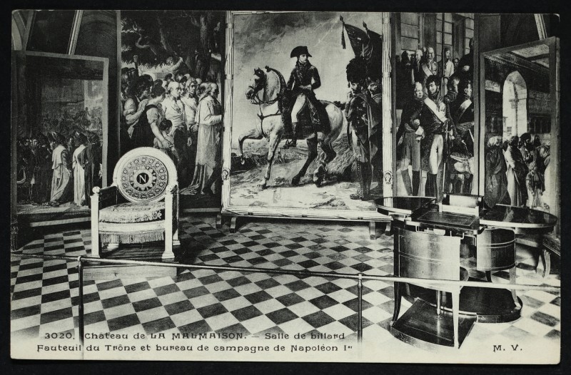 Carte postale ancienne Château de la Malmaison. - Salle de Billard - Fauteuil du Trône et bureau de campagne de Napoléon Ier à Rueil-Malmaison