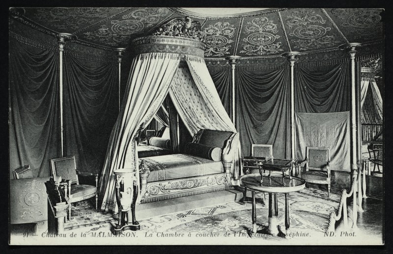 Carte postale ancienne Château de la Malmaison - La Chambre à Coucher de l'Impératrice Joséphine à Rueil-Malmaison