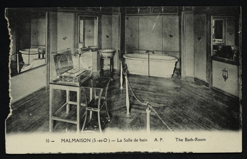 Carte postale ancienne Malmaison (S.-et-O.) - La Salle de bain ; The Bath-Room à Rueil-Malmaison