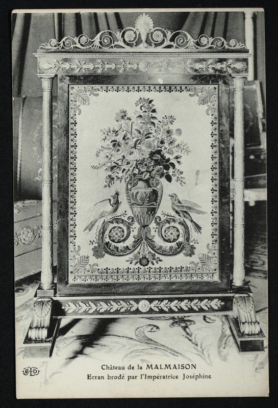 Carte postale ancienne Château de la Malmaison. Ecran brodé par l'Impératrice Joséphine. Gaine et Meubles, Salon de réception à Rueil-Malmaison
