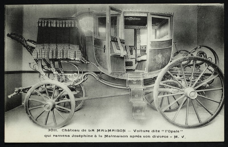 Carte postale ancienne Château de la Malmaison. - Voiture dite "L'Opale" qui ramena Joséphine à la Malmaison après son divorce à Rueil-Malmaison