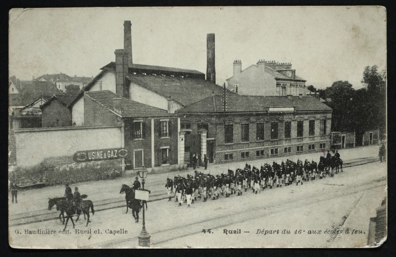 Carte postale ancienne Départ du 16è aux école à feu à Rueil-Malmaison