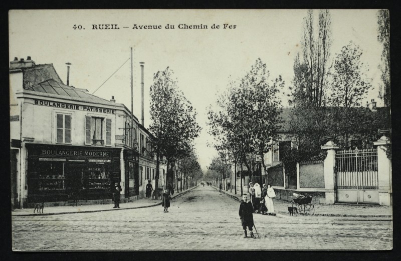 Carte postale ancienne L'Avenue du Chemin de fer à Rueil-Malmaison
