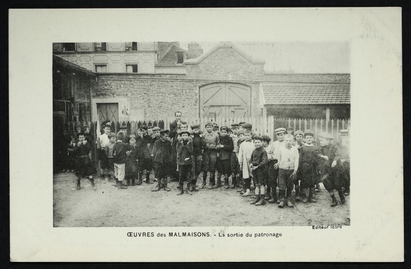 Carte postale ancienne Oeuvres des Malmaisons - La sortie du patronage à Rueil-Malmaison