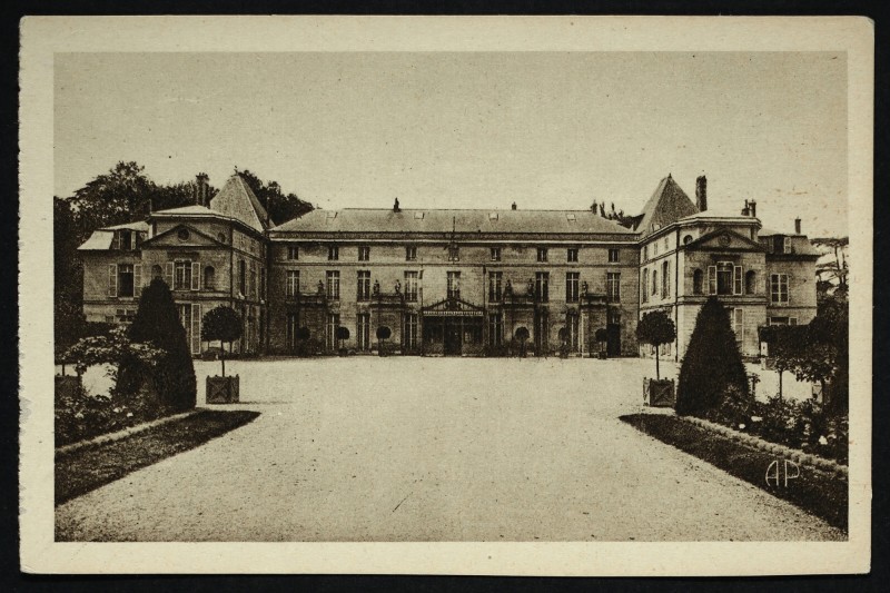 Carte postale ancienne Malmaison - Le Château, façade Est et cour d'Honneur - The Castle - East front à Rueil-Malmaison