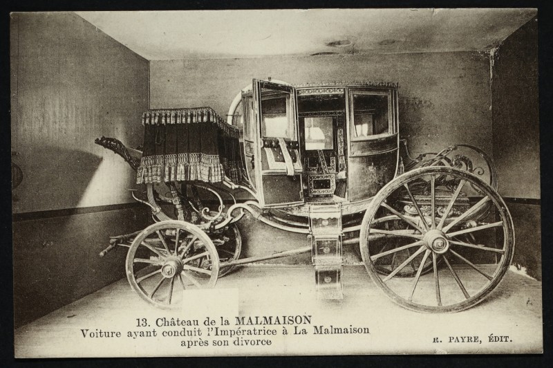 Carte postale ancienne Château de la Malmaison - voiture ayant conduit l'Impératrice à La Malmaison après son divorce à Rueil-Malmaison