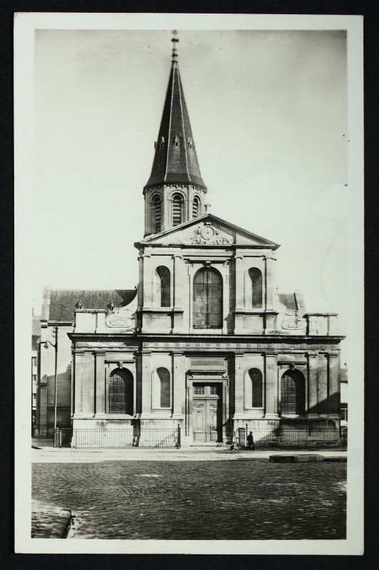 Carte postale ancienne L'église à Rueil-Malmaison