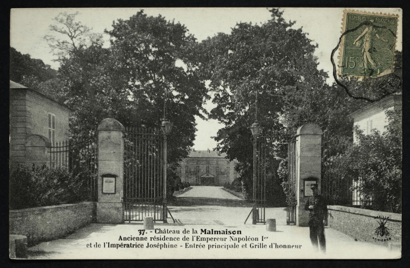 Carte postale ancienne Château de la Malmaison - Ancienne Résidence de l'Empereur Napoléon 1er et de l'Impératrice Joséphine ; L'Entrée principale et Grille d'honneur. à Rueil-Malmaison