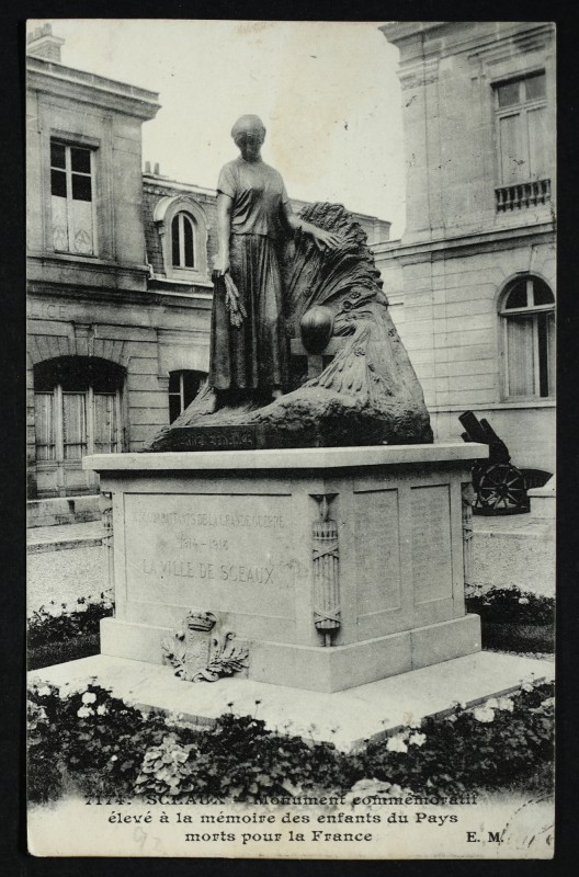 Carte postale ancienne Monument commémoratif élevé à la mémoire des enfants du Pays morts pour la France à Sceaux