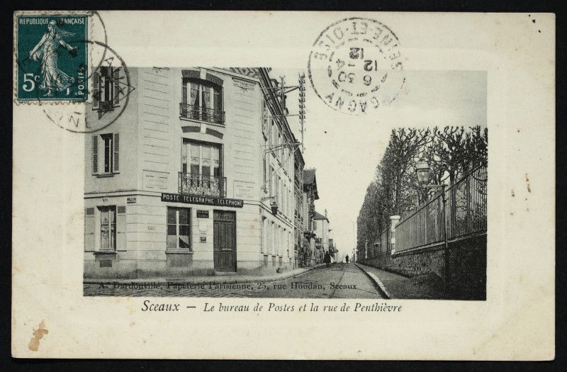 Carte postale ancienne Le bureau de Postes et la rue de Penthièvre à Sceaux