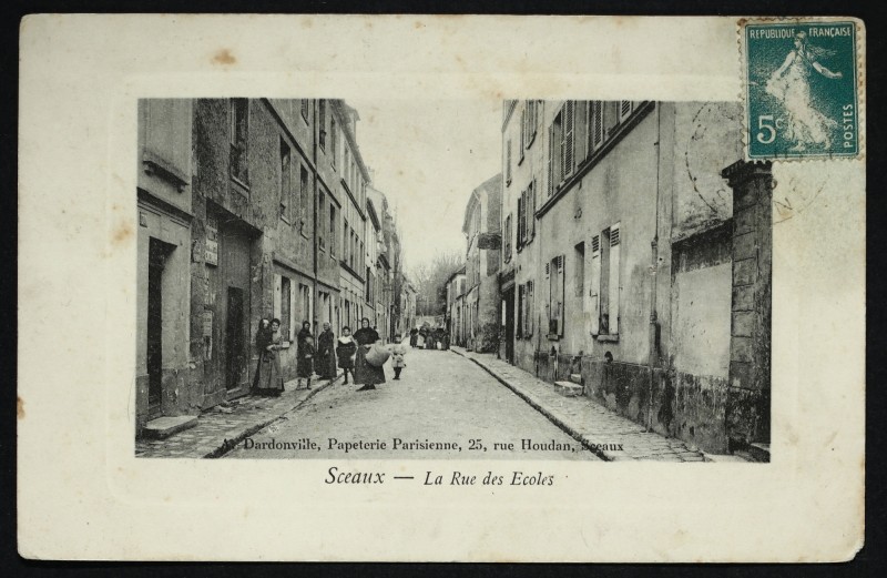 Carte postale ancienne La Rue des Ecoles à Sceaux