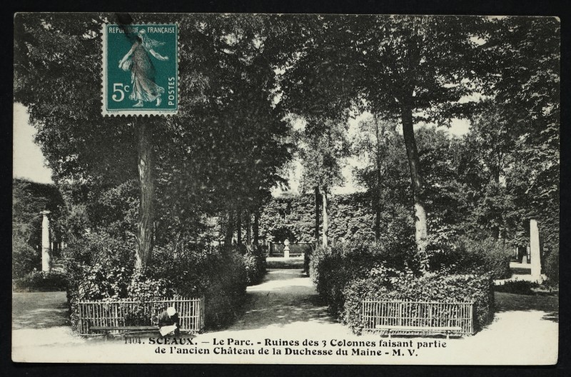 Carte postale ancienne Le Parc. - Ruines des 3 Colonnes faisant partie de l'ancien château de la Duchesse du Maine à Sceaux