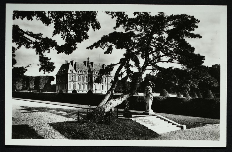 Carte postale ancienne Parc de Sceaux - Le Château et la Statue de l'Hiver à Sceaux
