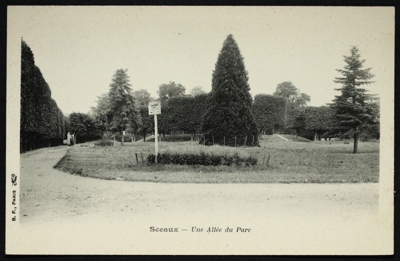 Carte postale ancienne Une Allée du Parc à Sceaux