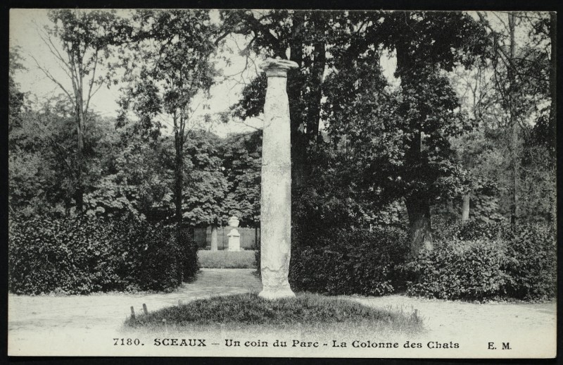 Carte postale ancienne Un coin du Parc - La Colonne des Chats à Sceaux