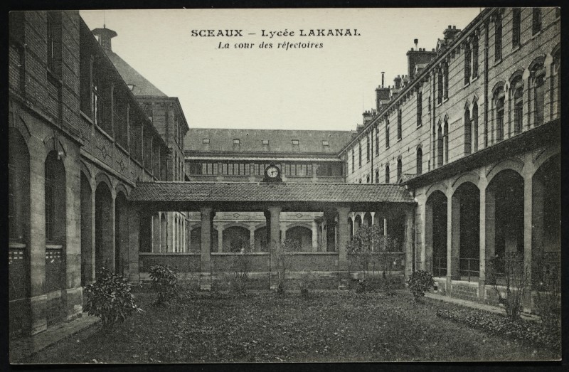 Carte postale ancienne La cour des réfectoires à Sceaux