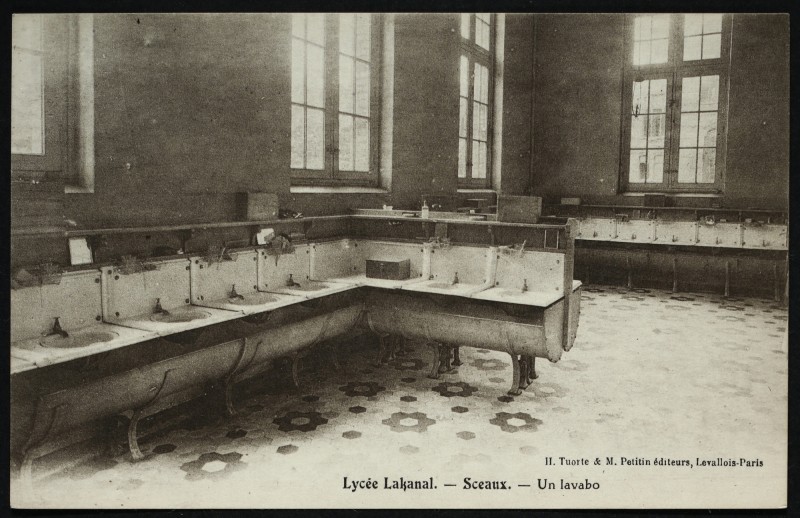 Carte postale ancienne Un Lavabo à Sceaux
