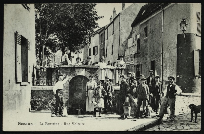 Carte postale ancienne La Fontaine - Rue Voltaire à Sceaux