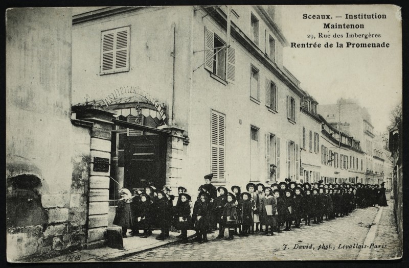 Carte postale ancienne Institution Maintenon 29, Rue des Imbergères Rentrée de la Promenade à Sceaux