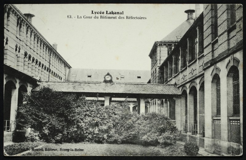 Carte postale ancienne La Cour du Bâtiment des Réfectoires à Sceaux