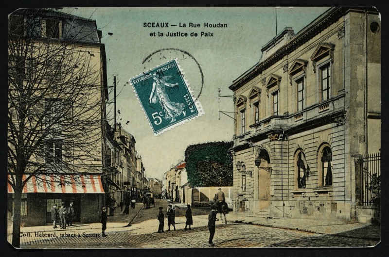 Carte postale ancienne La Rue Houdan et la Justice de Paix à Sceaux