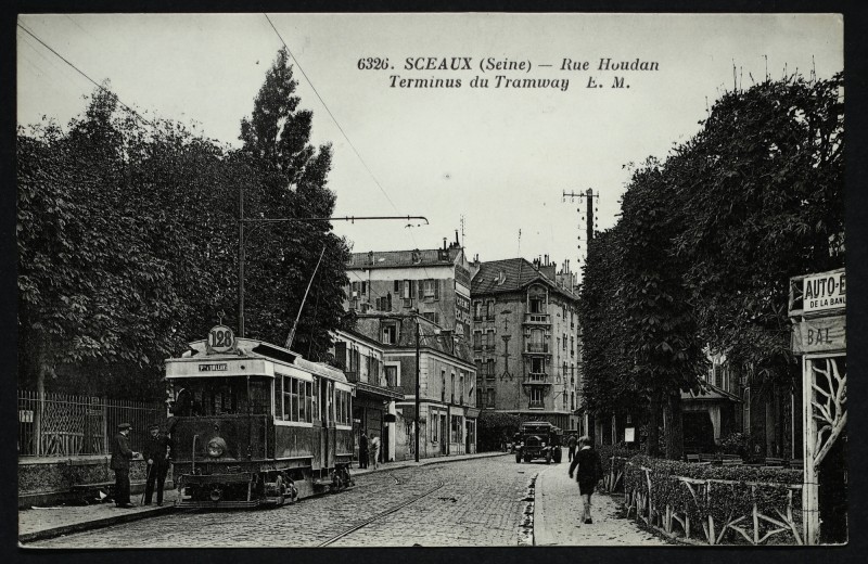 Carte postale ancienne Rue Houdan - Terminus du Tramway à Sceaux