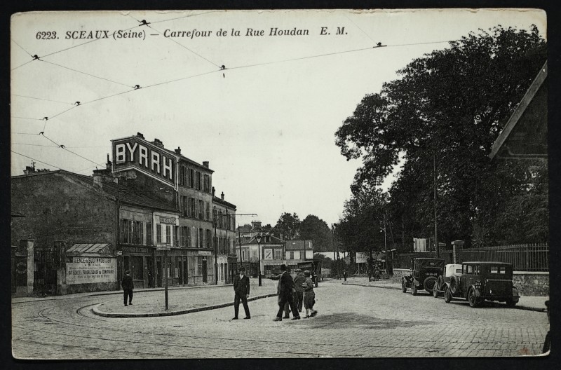 Carte postale ancienne Carrefour de la Rue Houdan à Sceaux