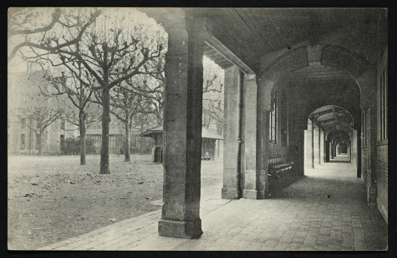Carte postale ancienne Lycée Lakanal - La grande Galerie (300 mètres) - Vue prise de la cour des moyens à Sceaux
