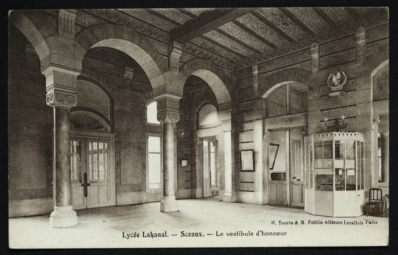 Carte postale ancienne Lycée Lakanal - Le vestibule d'honneur à Sceaux