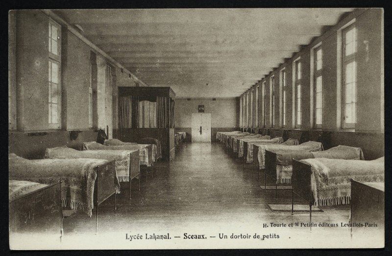Carte postale ancienne Lycée Lakanal - Un dortoir de petits à Sceaux
