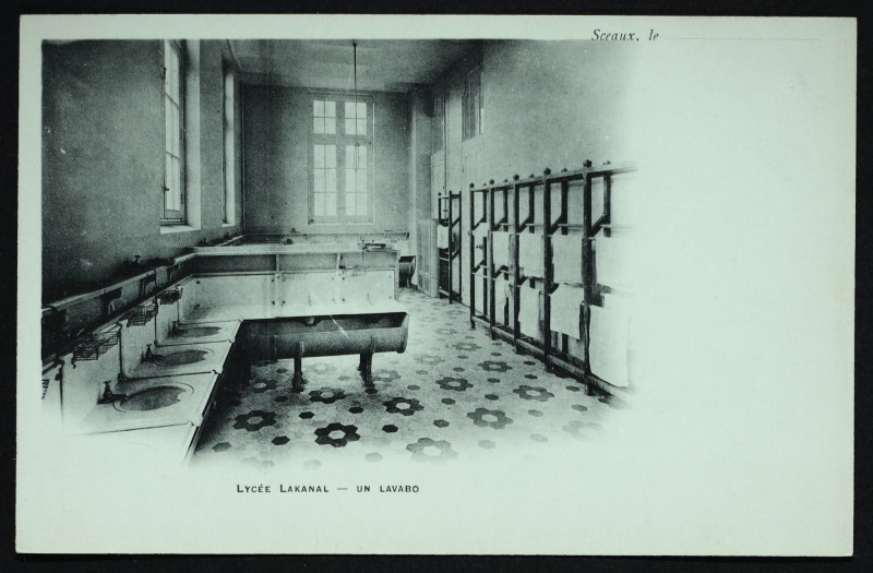 Carte postale ancienne Lycée Lakanal - Un lavabo à Sceaux