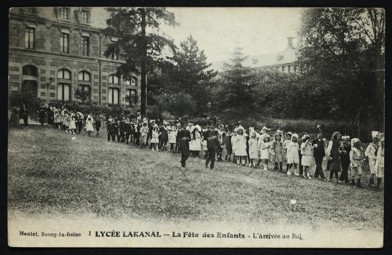 Carte postale ancienne Lycée Lakanal - La Fête des Enfants -L'Arrivée au bal à Sceaux