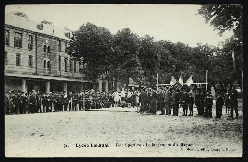 Carte postale ancienne Lycée Lakanal - Fête Sportive - Le lancement du disque à Sceaux