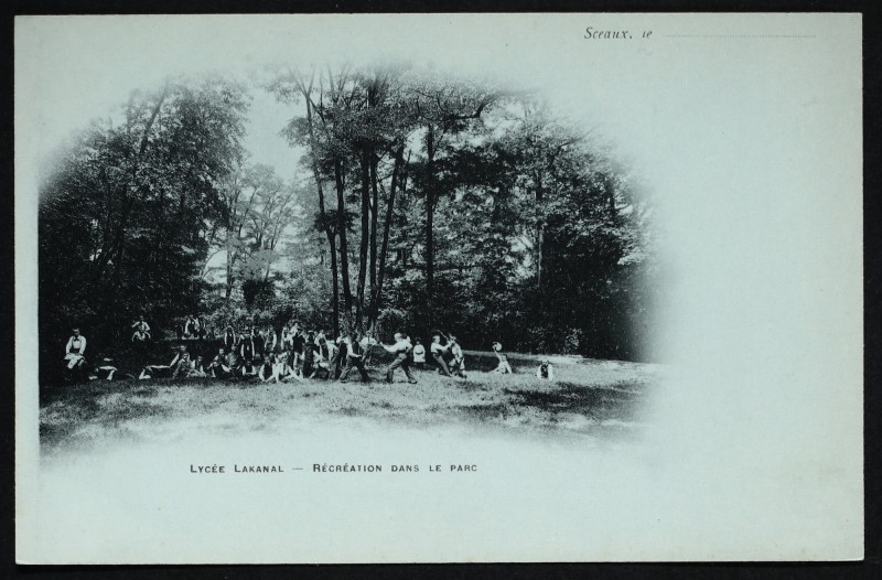 Carte postale ancienne Lycée Lakanal - Récréation dans le Parc à Sceaux