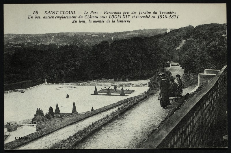 Carte postale ancienne Le Parc - Panorama pris des Jardins du Trocadéro, en bas ancien emplacement du Château sous Louis Xiv et incendié en 1970-1871. Au loin, la montée de la lanterne à Saint-Cloud
