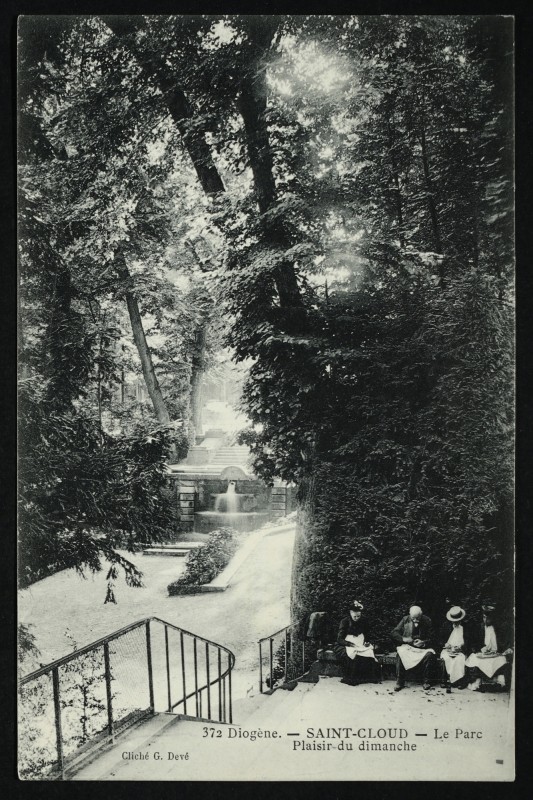 Carte postale ancienne Le Parc. Plaisir du dimanche à Saint-Cloud