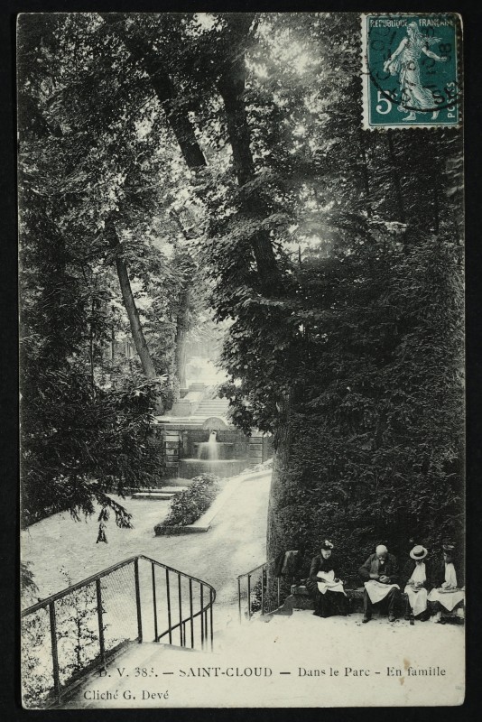Carte postale ancienne Dans le Parc - En famille à Saint-Cloud