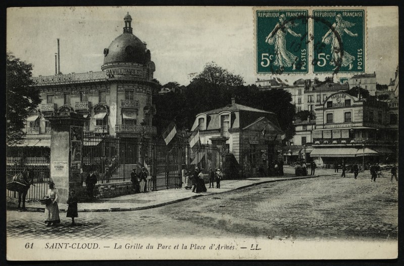 Carte postale ancienne La Grille du Parc et la Place d'Armes à Saint-Cloud