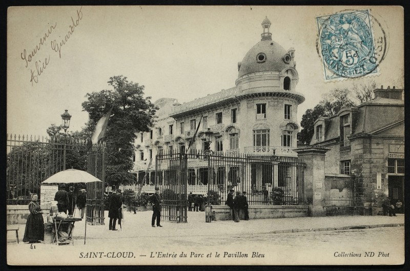 Carte postale ancienne L'Entrée du Parc et le Pavillon bleu à Saint-Cloud