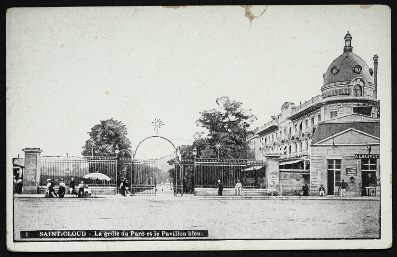 Carte postale ancienne La Grille du Parc et le Pavillon bleu à Saint-Cloud