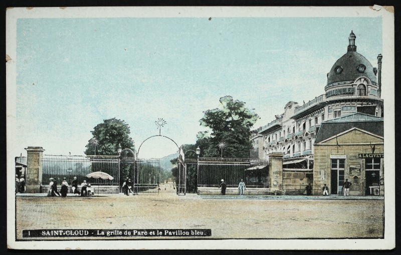 Carte postale ancienne La Grille du Parc et le Pavillon bleu à Saint-Cloud