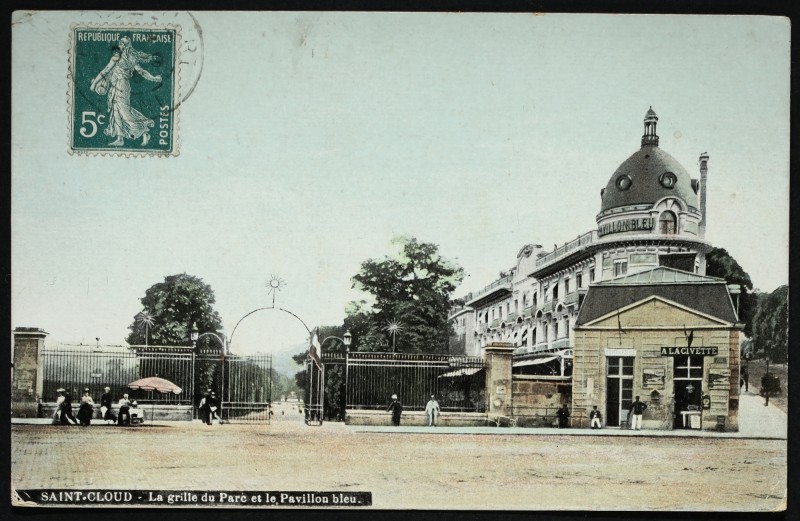 Carte postale ancienne La Grille du Parc et le Pavillon bleu à Saint-Cloud