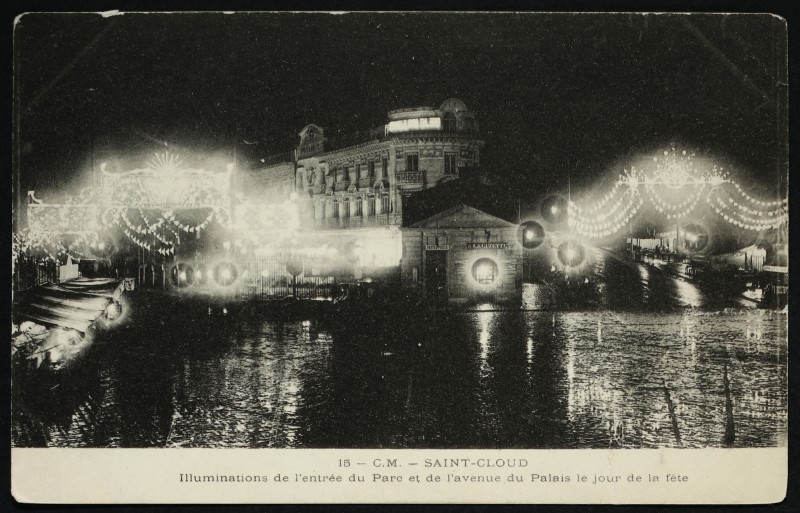Carte postale ancienne Illuminations de l'entrée du Palais et de l'avenue du Palais le jour de la fête à Saint-Cloud