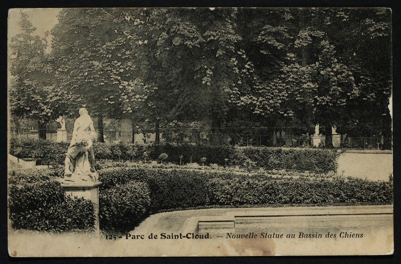 Carte postale ancienne Nouvelle Statue au Bassin des Chiens à Saint-Cloud